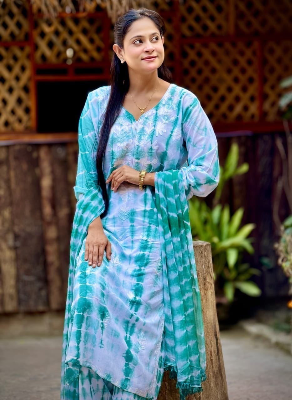 স্টাইলিশ পিউর সুতি বাটিক থ্রি-পিস