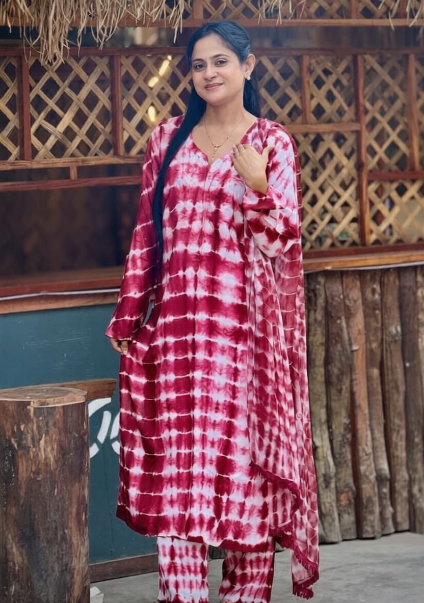 স্টাইলিশ পিউর সুতি বাটিক থ্রি-পিস